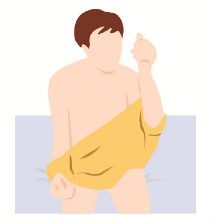 강한 쪽 팔을 들어 다른 소매에 넣는 모습