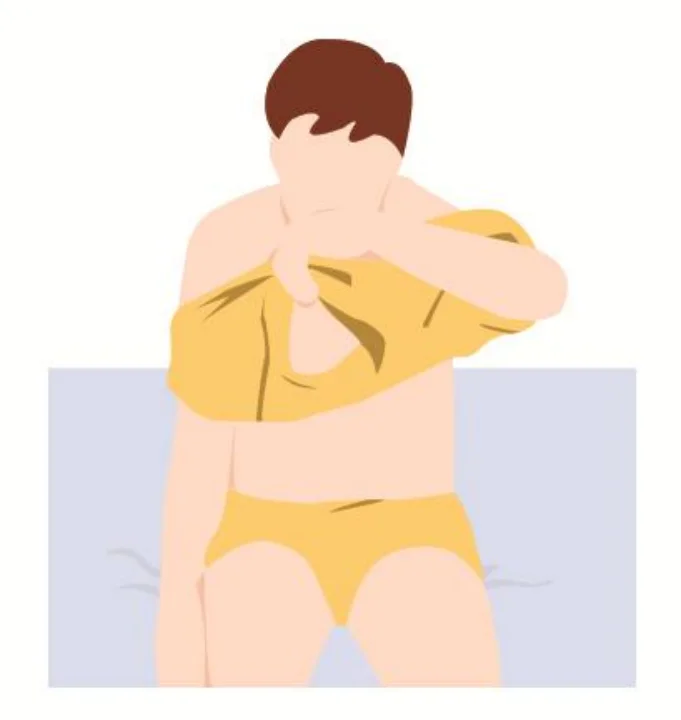 강한 손으로 옷을 머리 위로 넘겨 목을 끼우는 모습